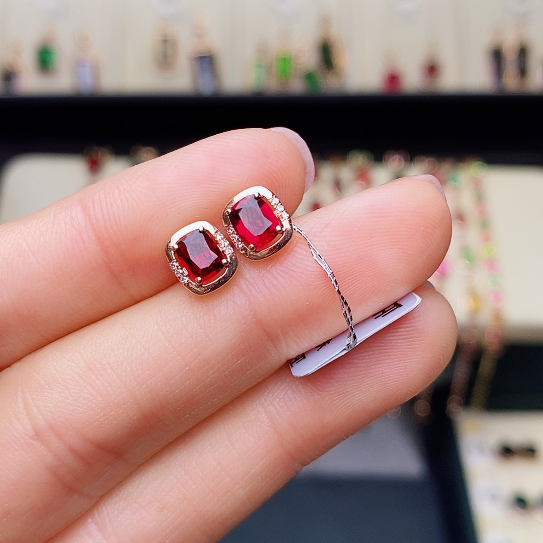 碧玺耳边鸽血红18K金镶嵌