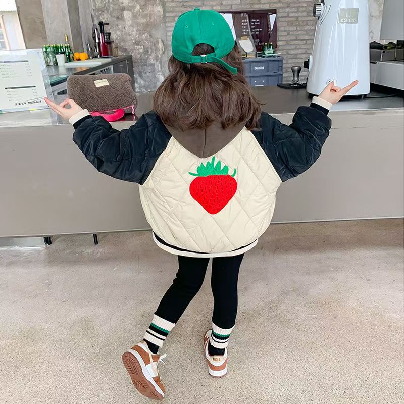 M02女童秋冬米色草莓棒球加绒外套