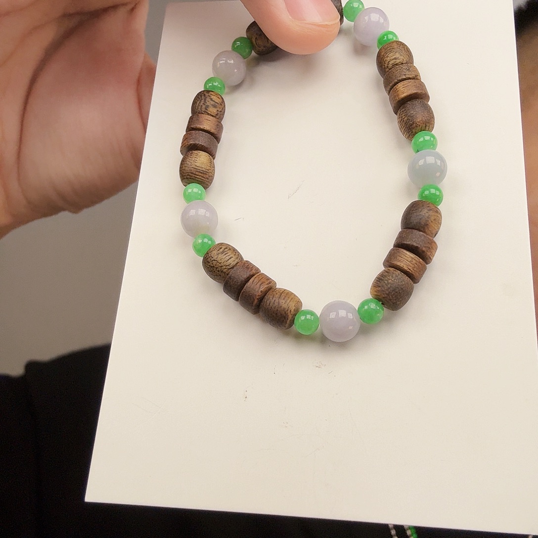 翡翠未镶嵌颈饰一件