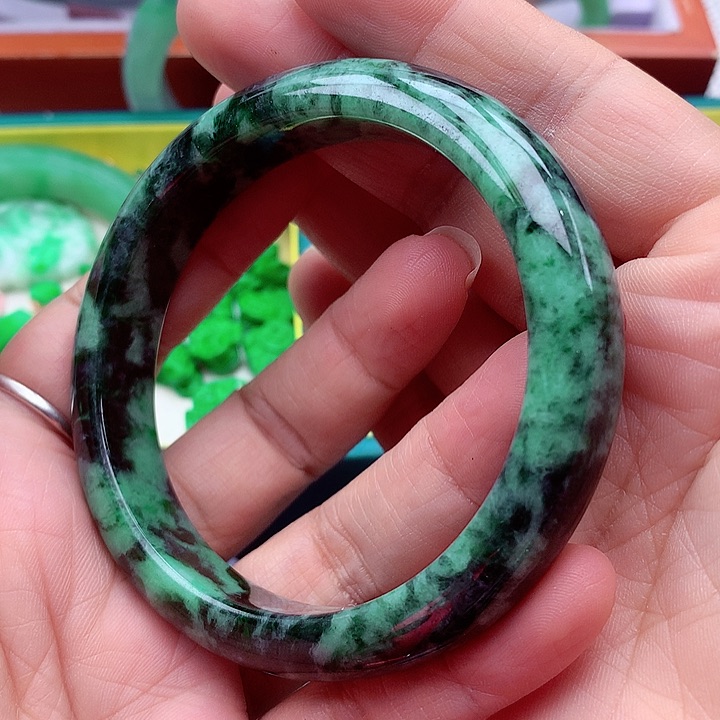 翡翠手镯未镶嵌翡翠