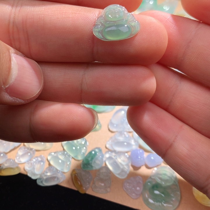 翡翠颈饰未镶嵌佛公