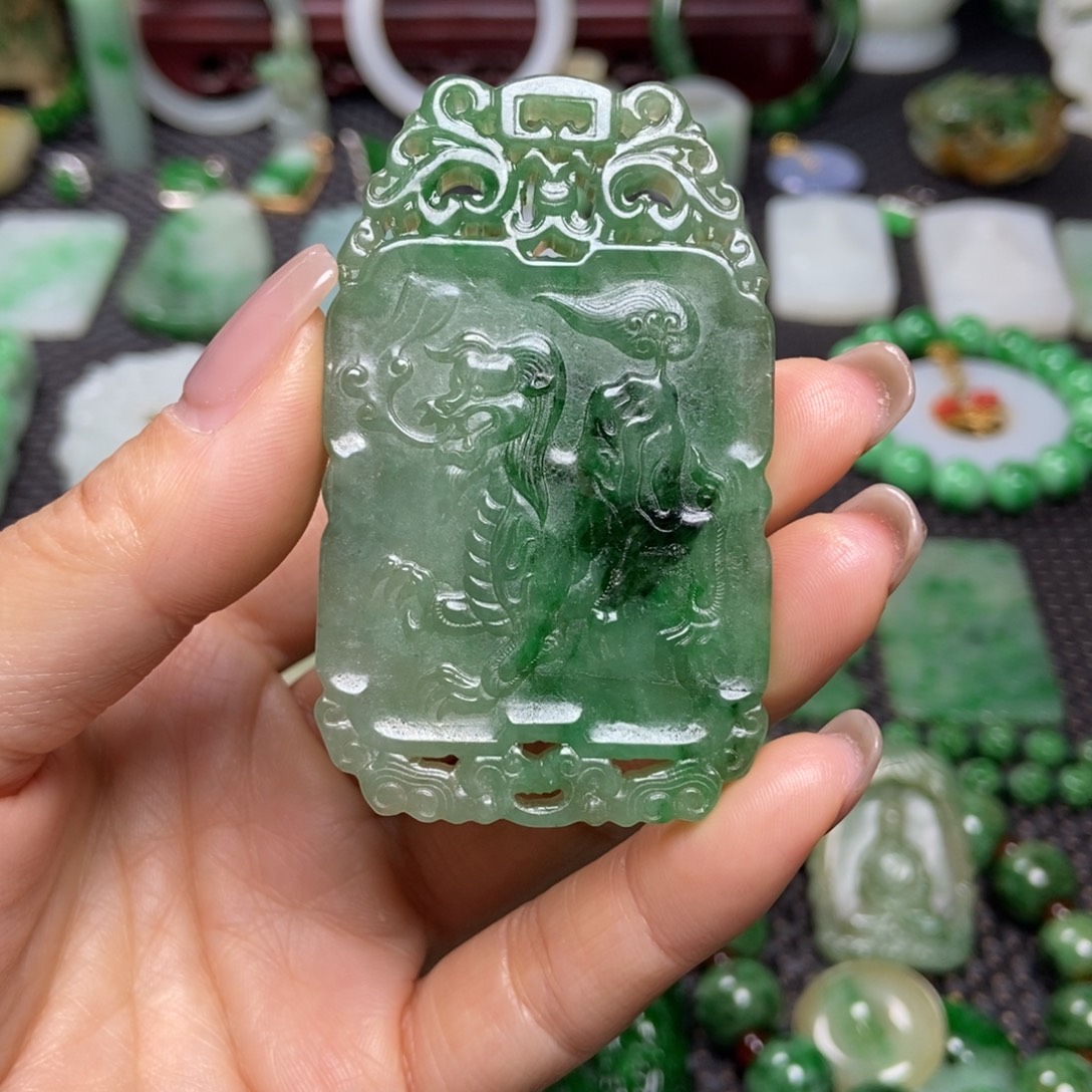 金***展翡翠未镶嵌挂件清