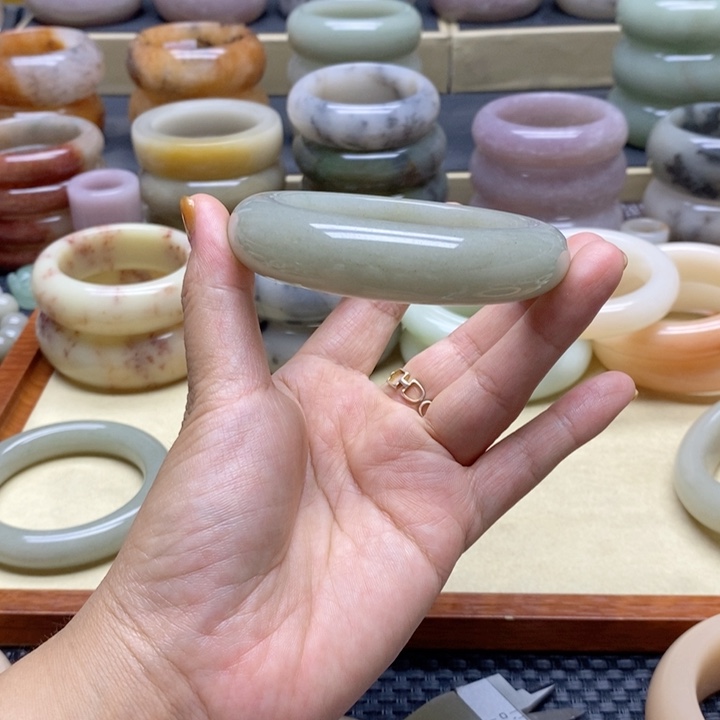 手***户石英岩玉手镯未镶嵌