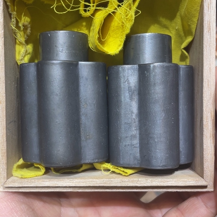 一对花型小容量茶道具摆件