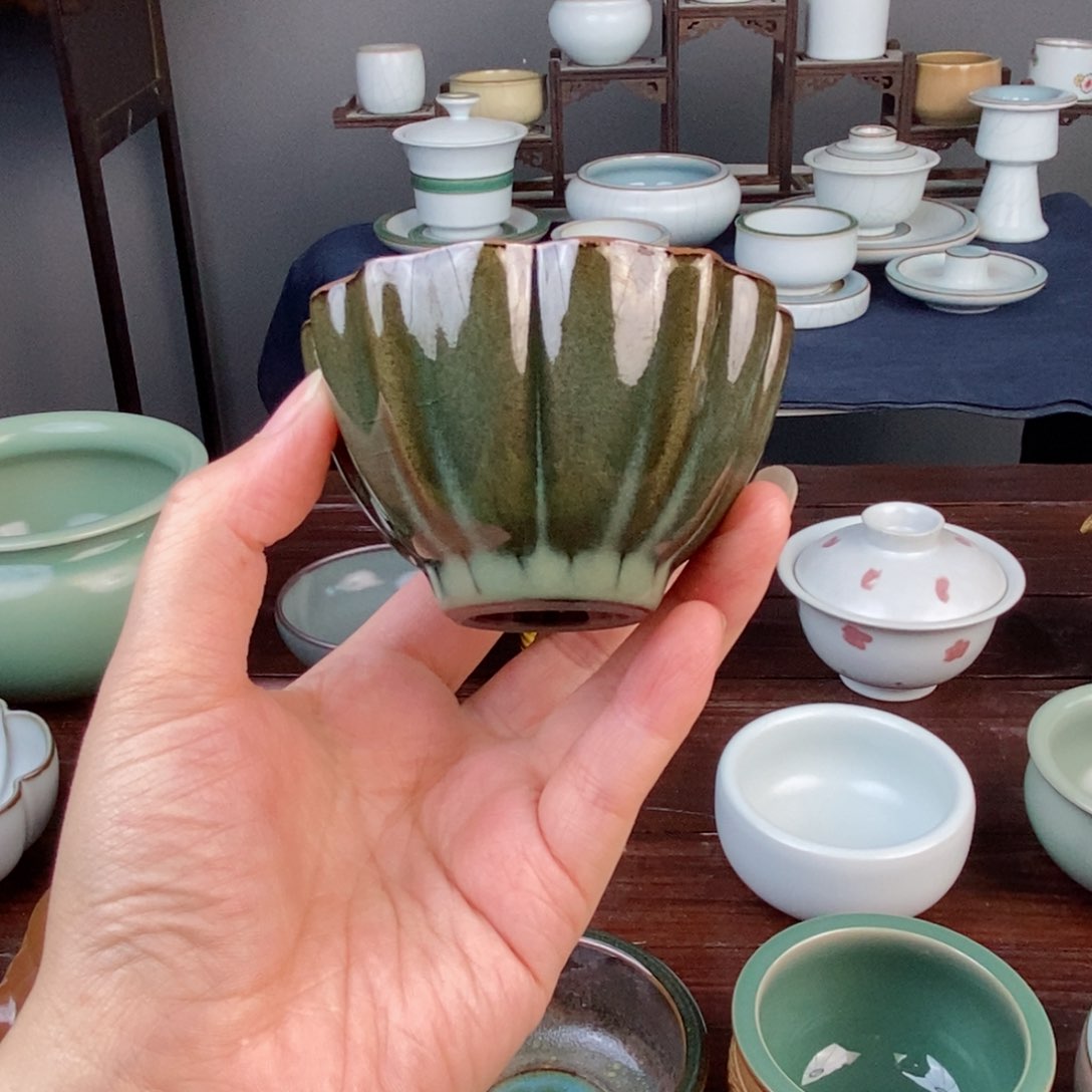 铁胎豆青釉 开片 花口杯 