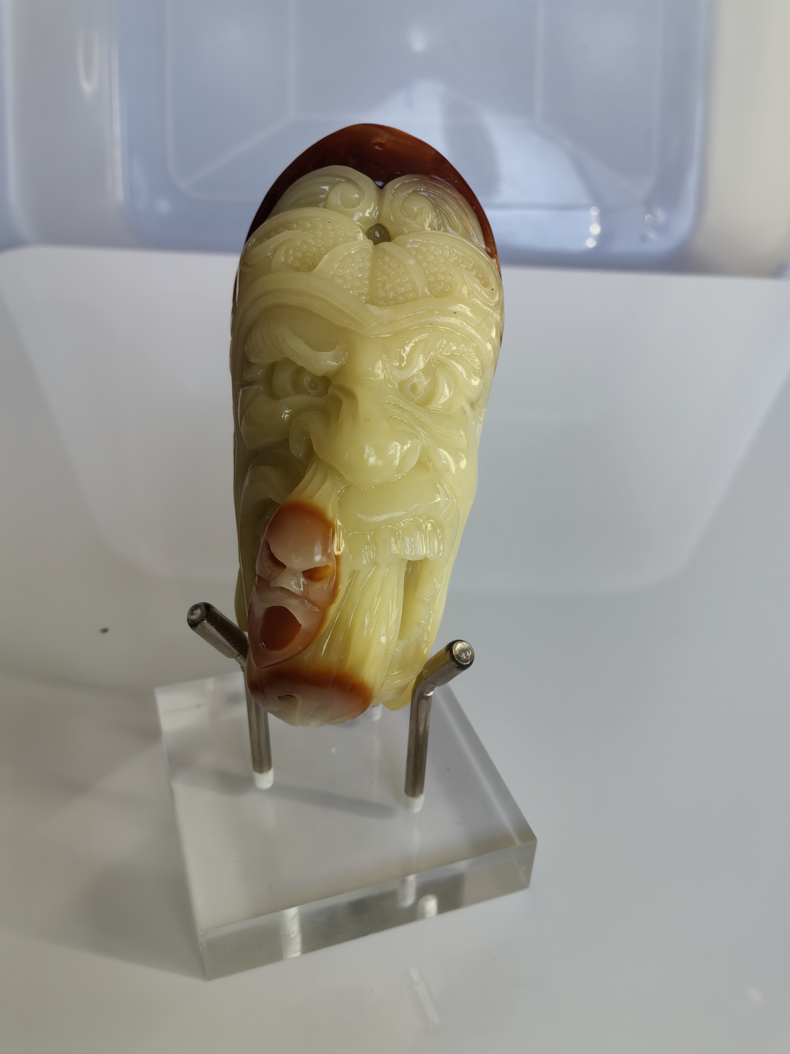 天然俏色岫玉，手工精雕，构思巧妙，哼哈二将手把件