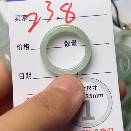 翡翠未镶嵌颈饰戒指