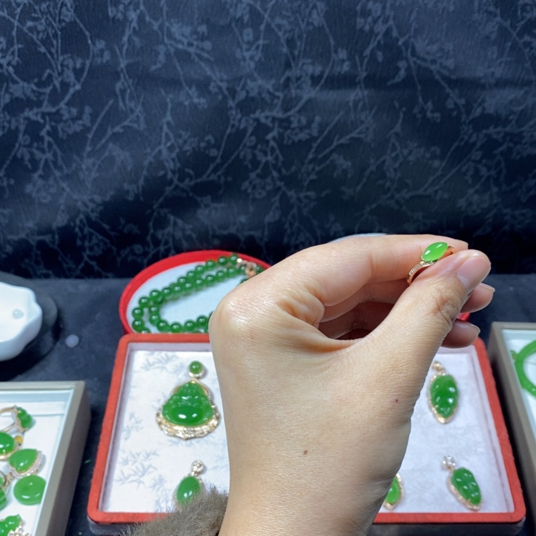 和田玉戒指18K金镶嵌