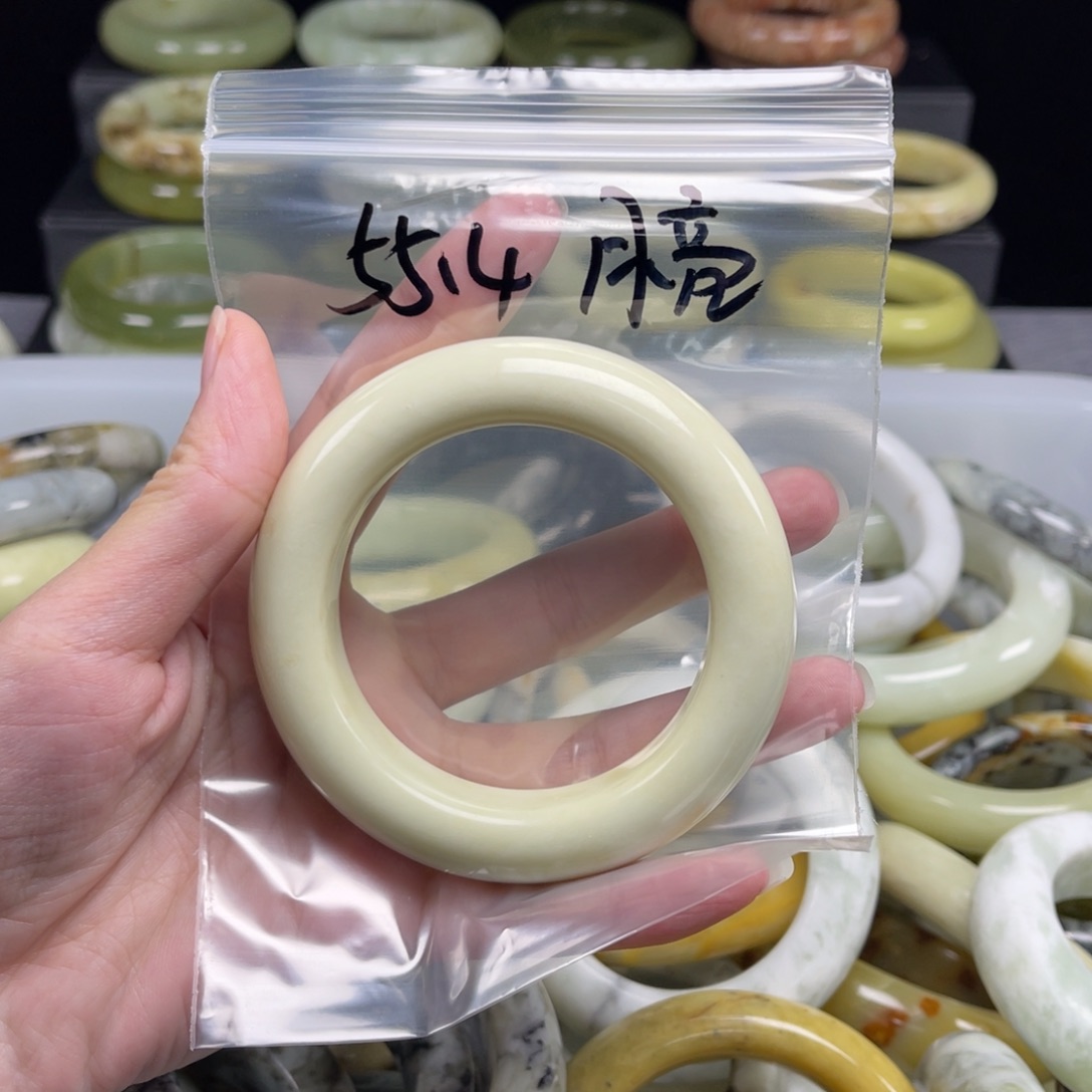 三****蛇纹石玉未镶嵌手镯