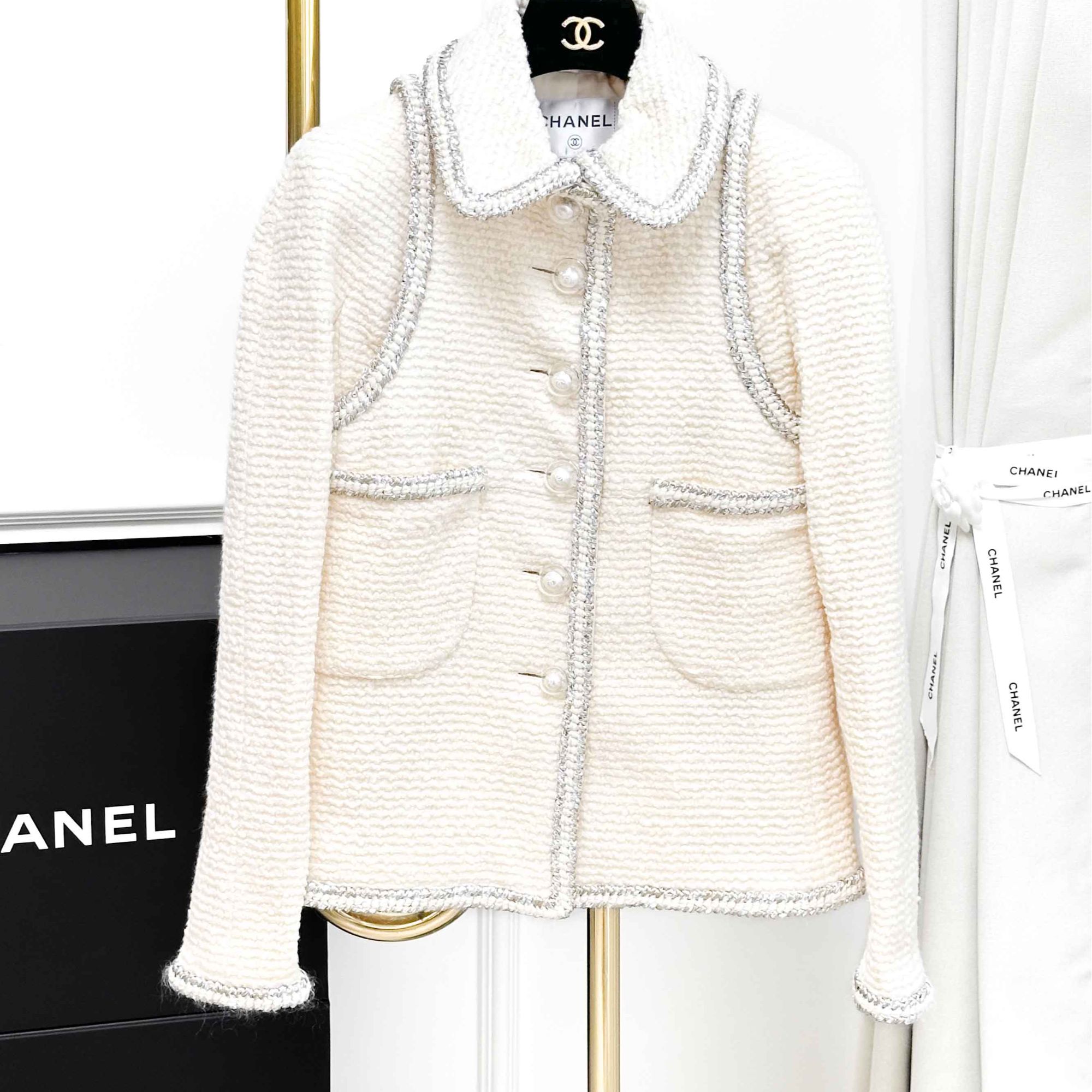 99新 Chanel/香奈儿  36码17K地控系列乳白色拼银色滚边外套