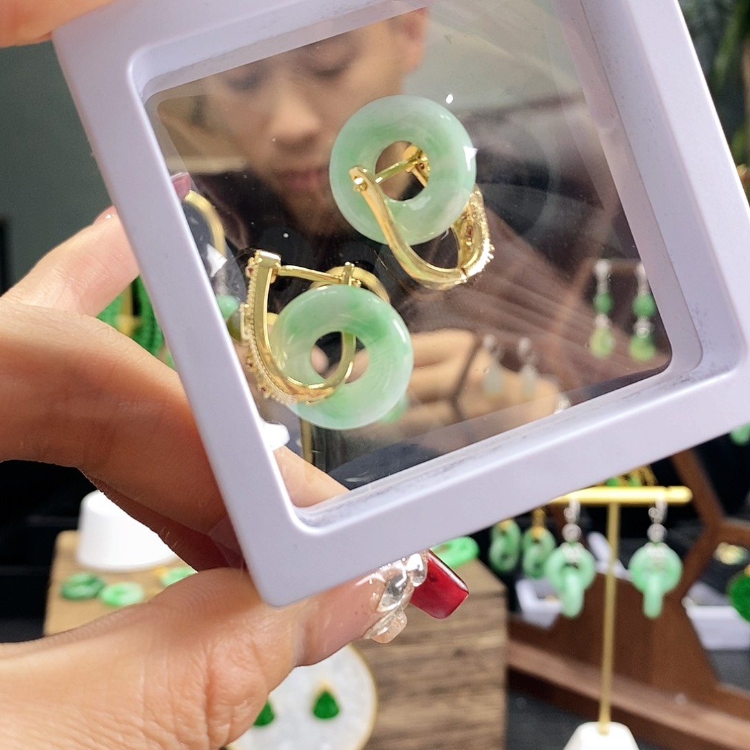 翡翠耳饰未镶嵌翡翠