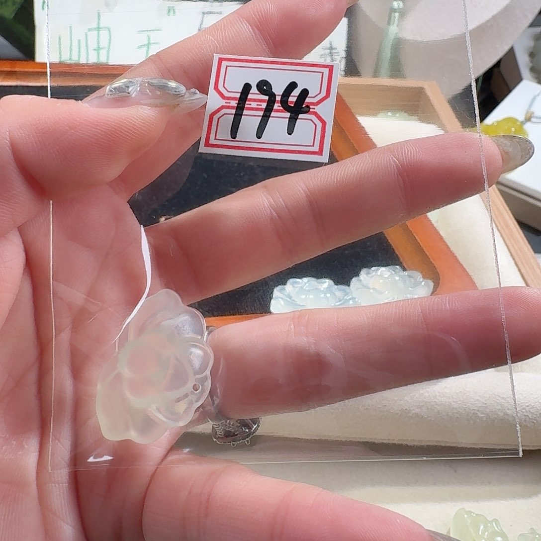 蛇纹石玉颈饰合金精美礼品