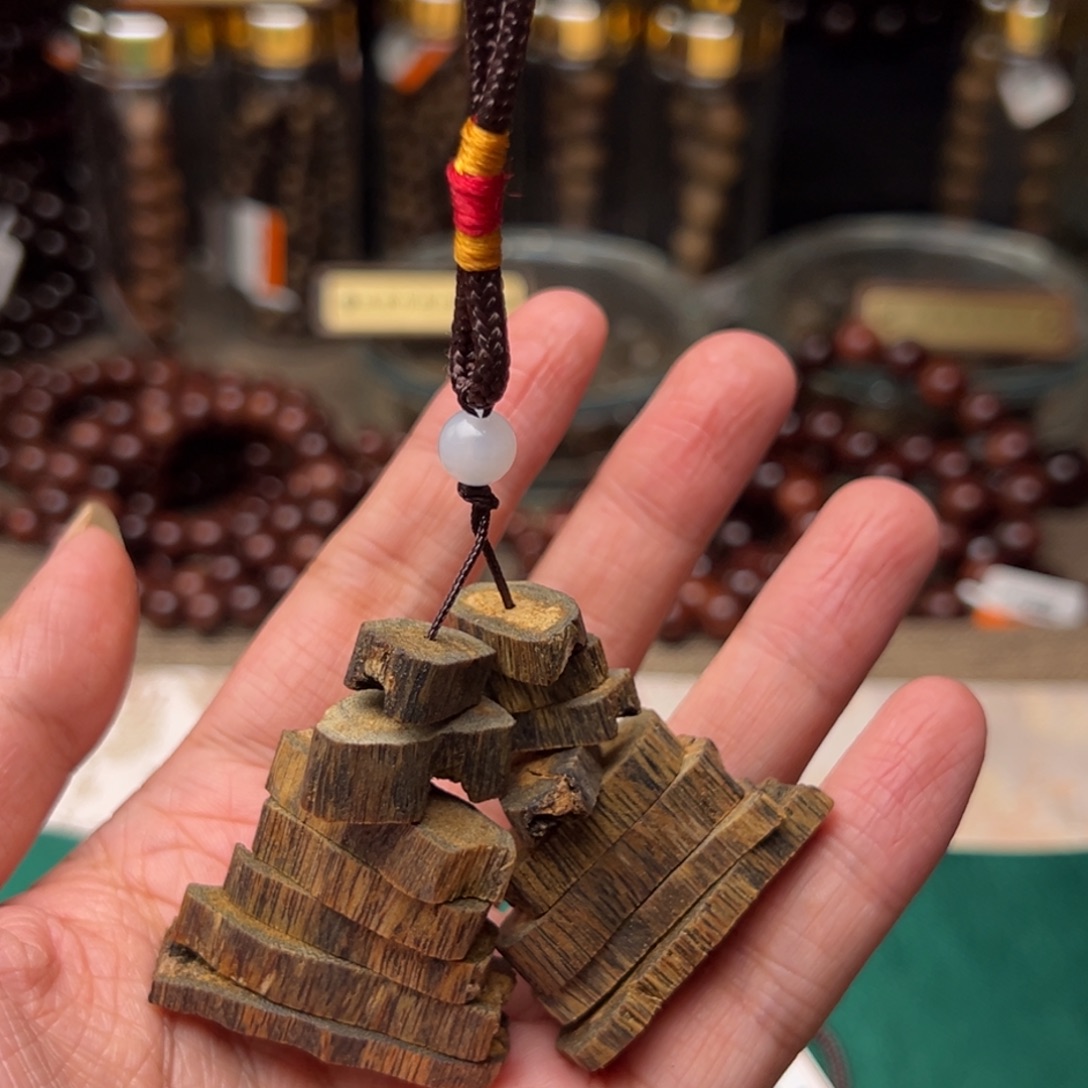 海南莺歌绿奇楠碎料车挂