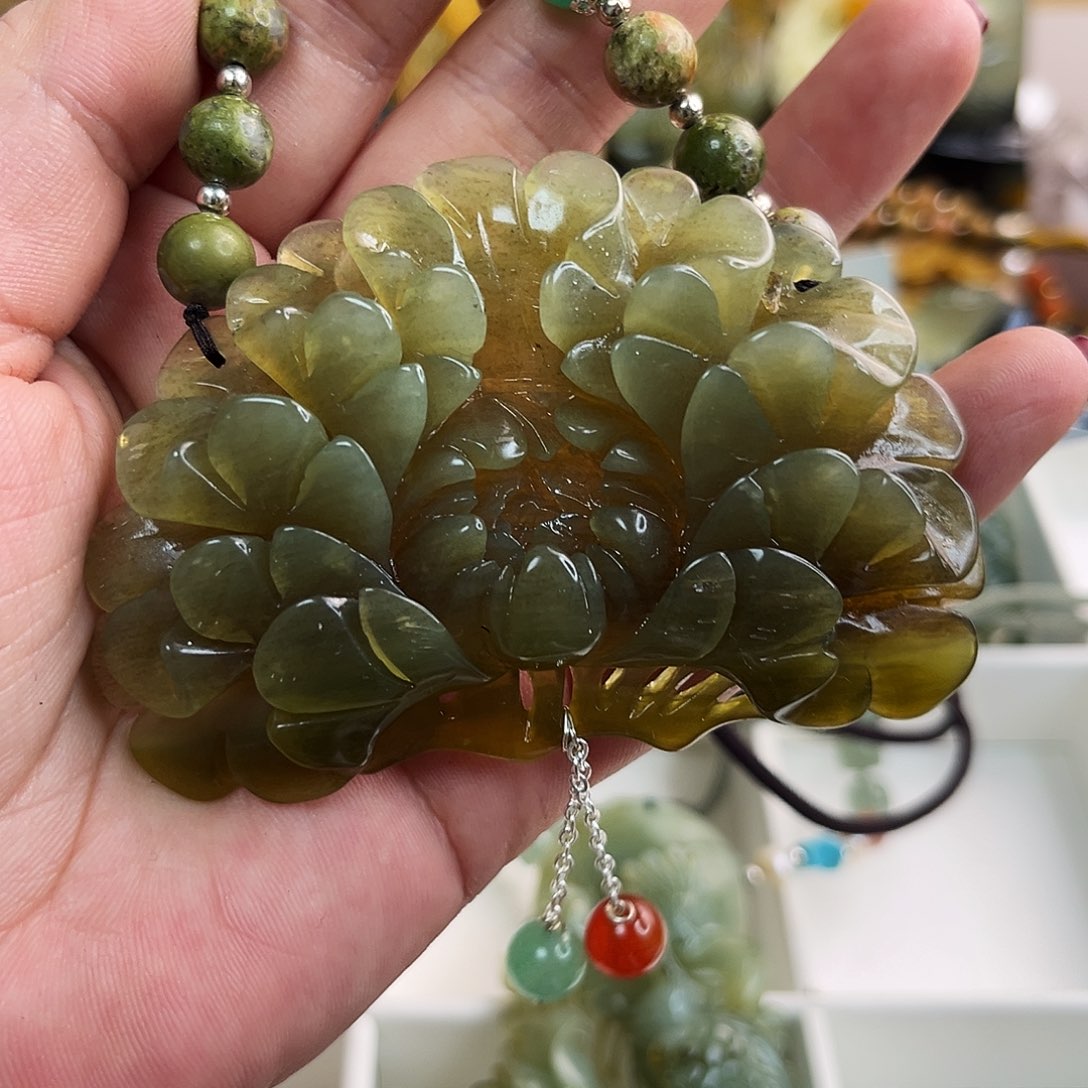 蛇纹石玉颈饰未镶嵌