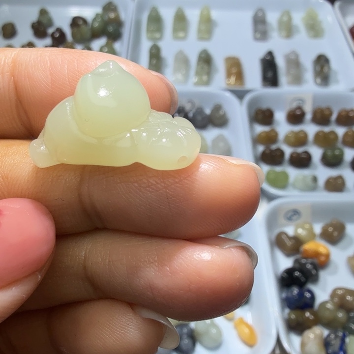 樱***落和田玉未镶嵌珠宝奇石