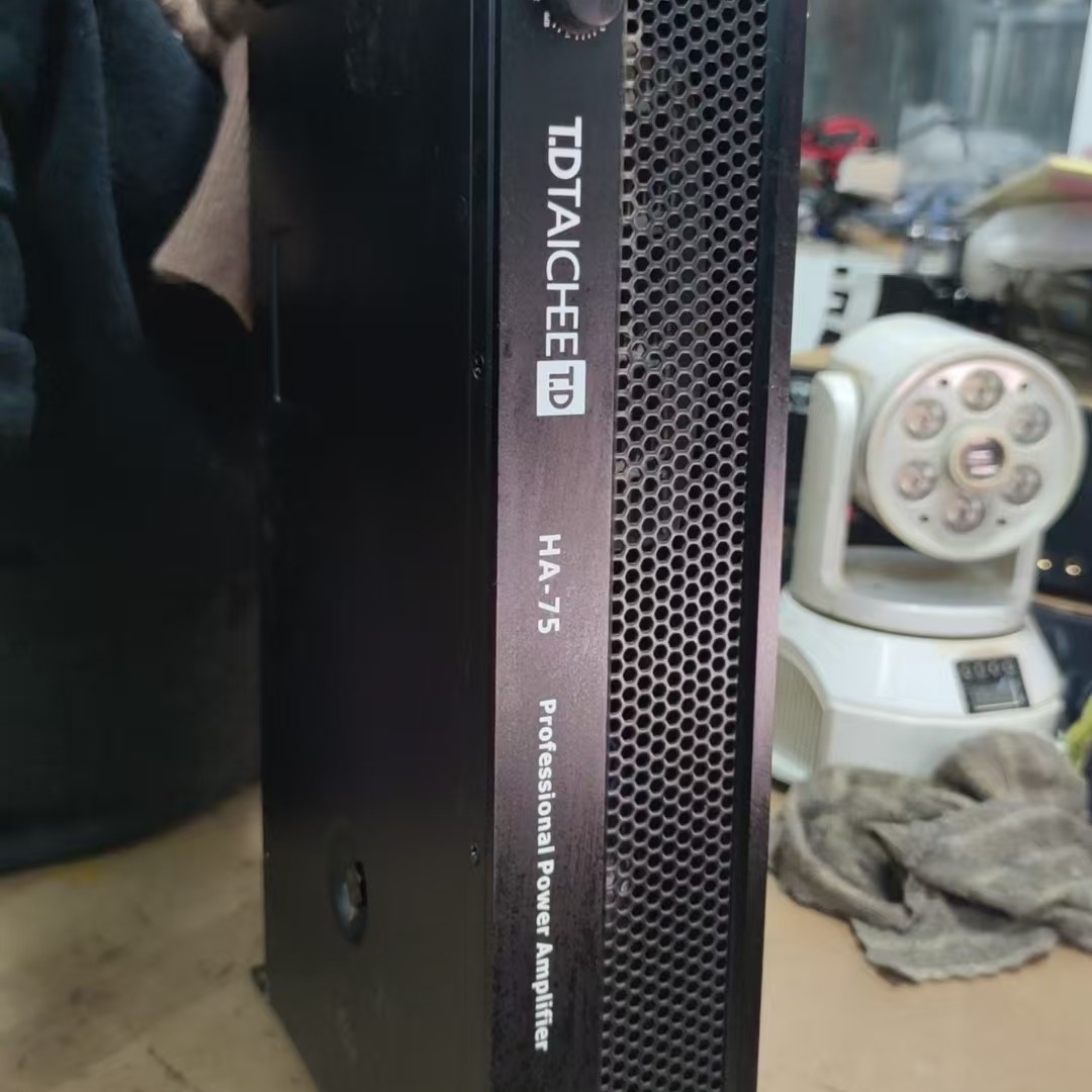 8新  功放机一台，不包邮费。