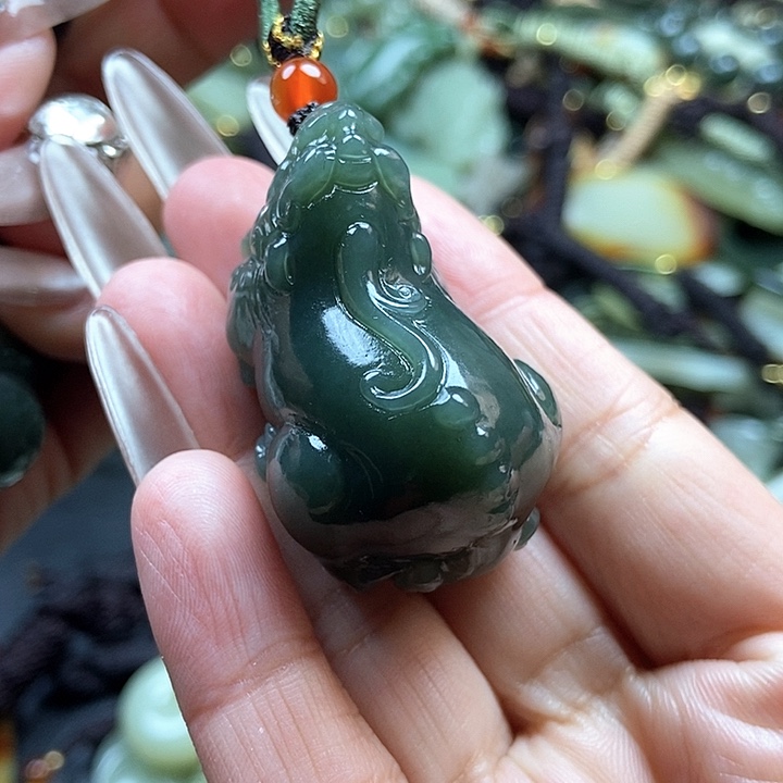 和田玉颈饰足铂镶嵌