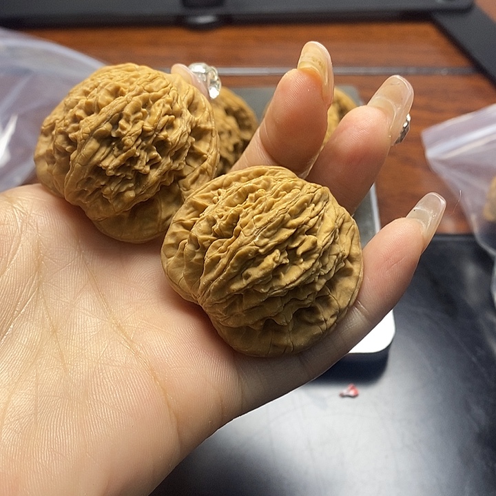 文玩核桃吊坠虎头