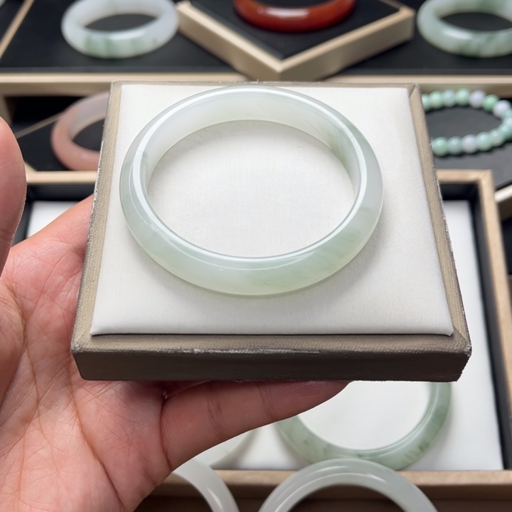 石英质玉手镯未镶嵌奶**?