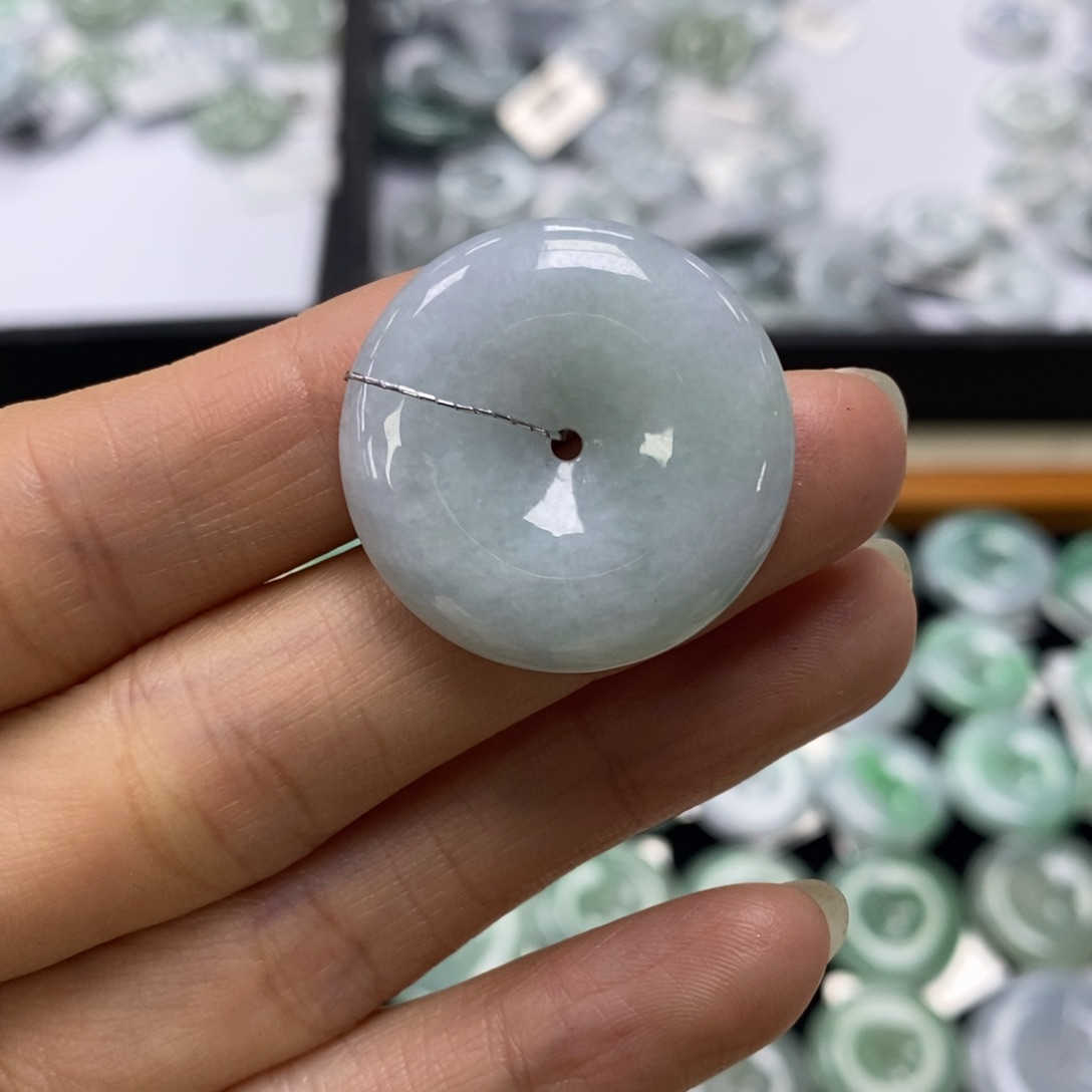 翡翠颈饰未镶嵌平安扣