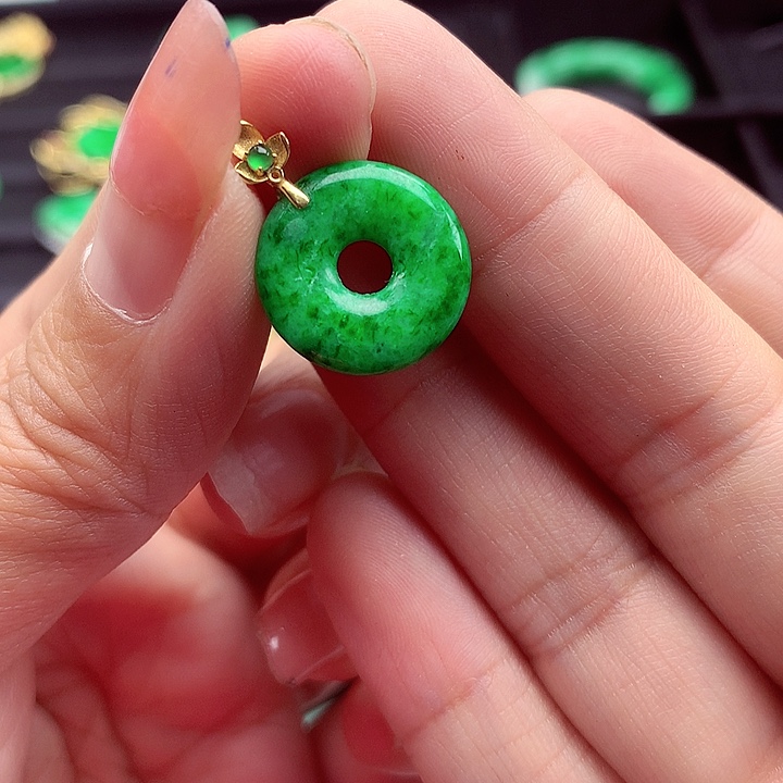 翡翠颈饰18K金镶嵌翡翠