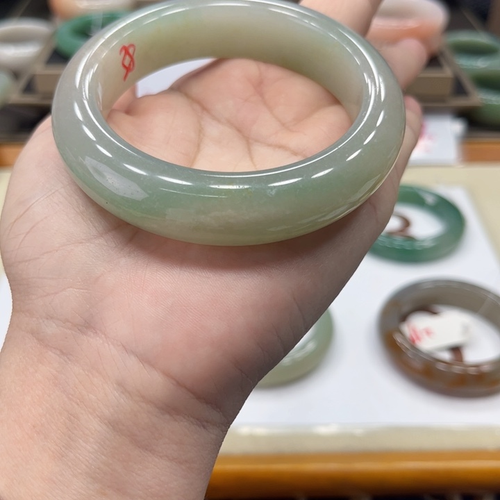 石英质玉未镶嵌手镯爱***包