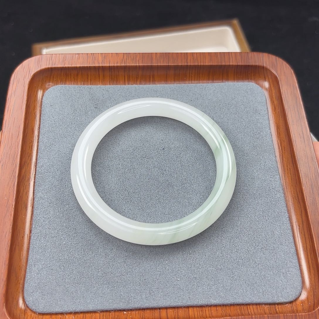 石英质玉未镶嵌手镯娜*、