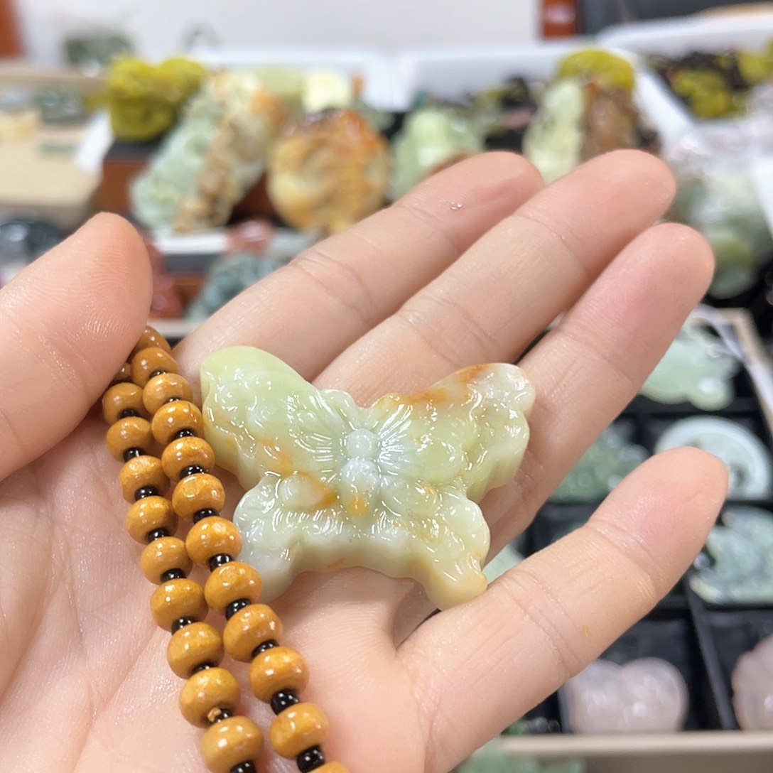 蛇纹石玉颈饰合金