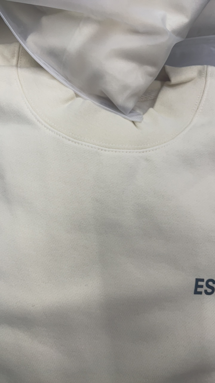 E家胸前小标圆领卫衣