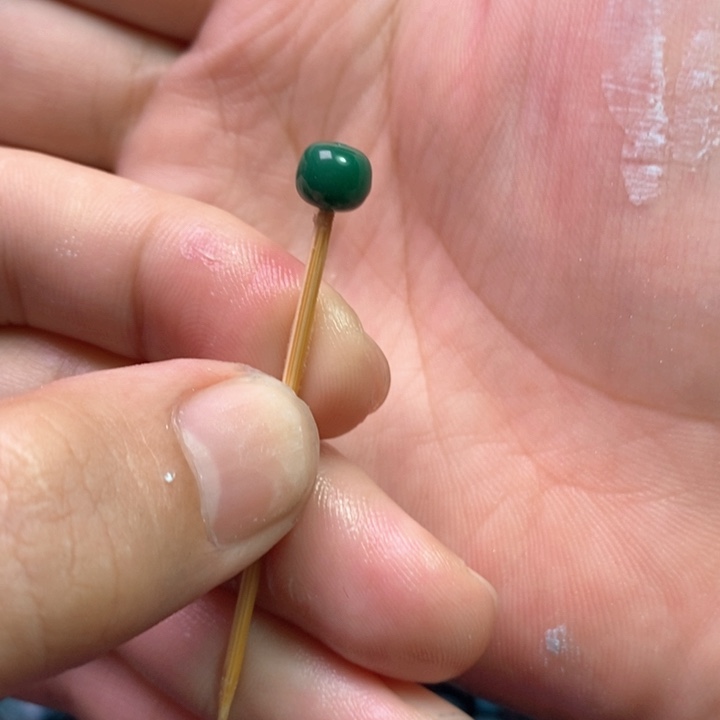 伊***迷琉璃颈饰卡6老油绿一颗老型