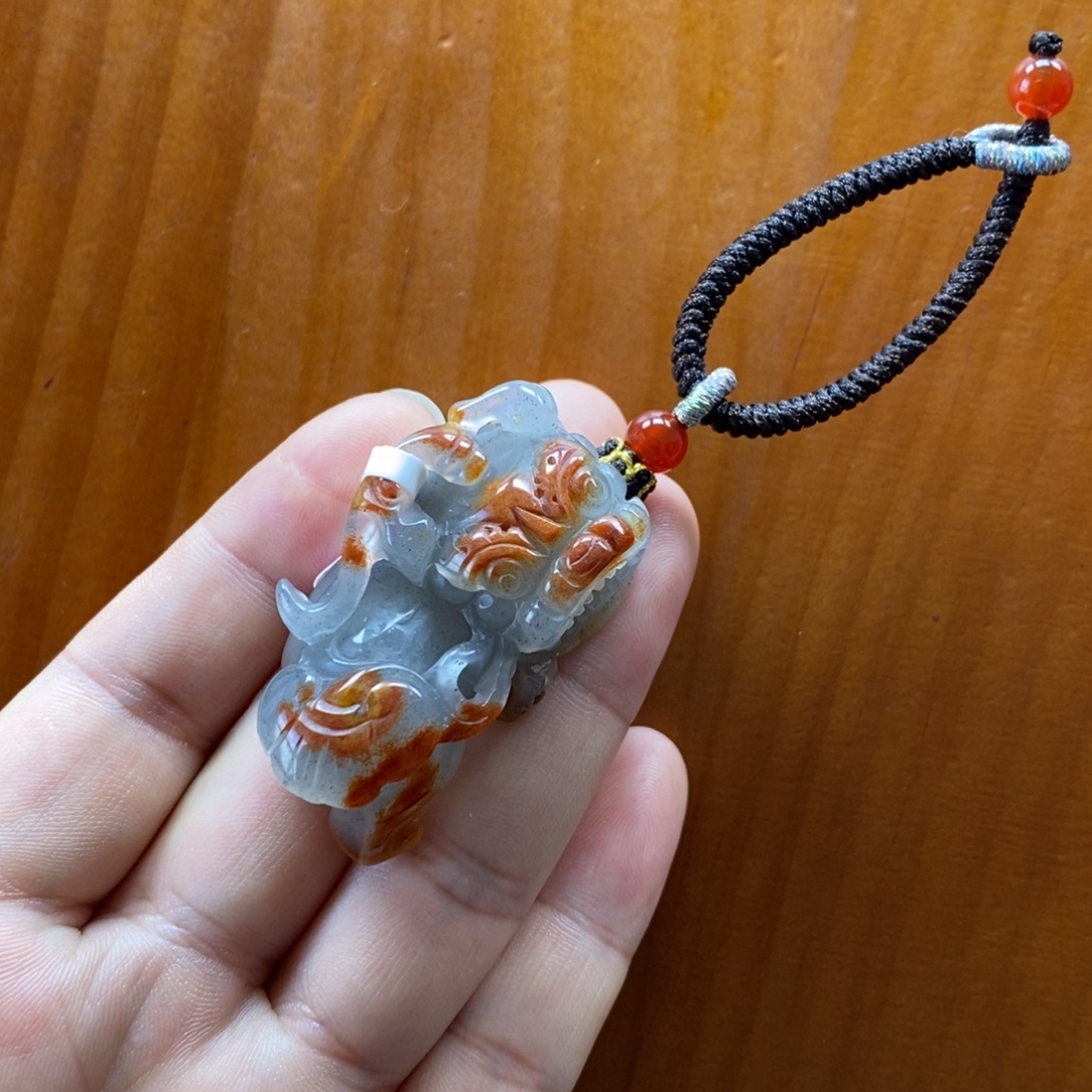 未镶嵌石英质玉（黄龙玉）颈饰