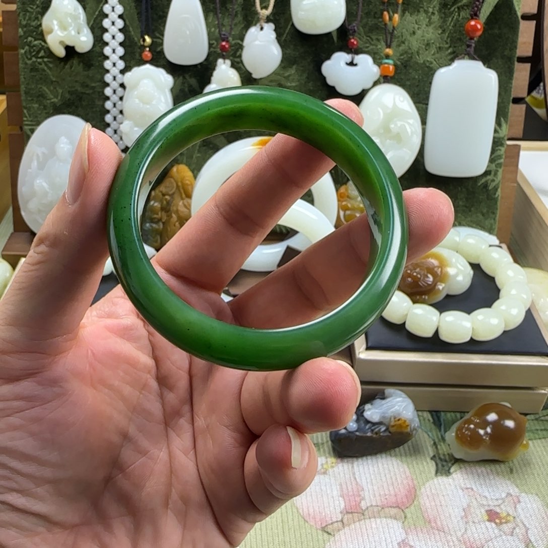 未镶嵌手镯和田玉俄碧阳绿菠菜绿