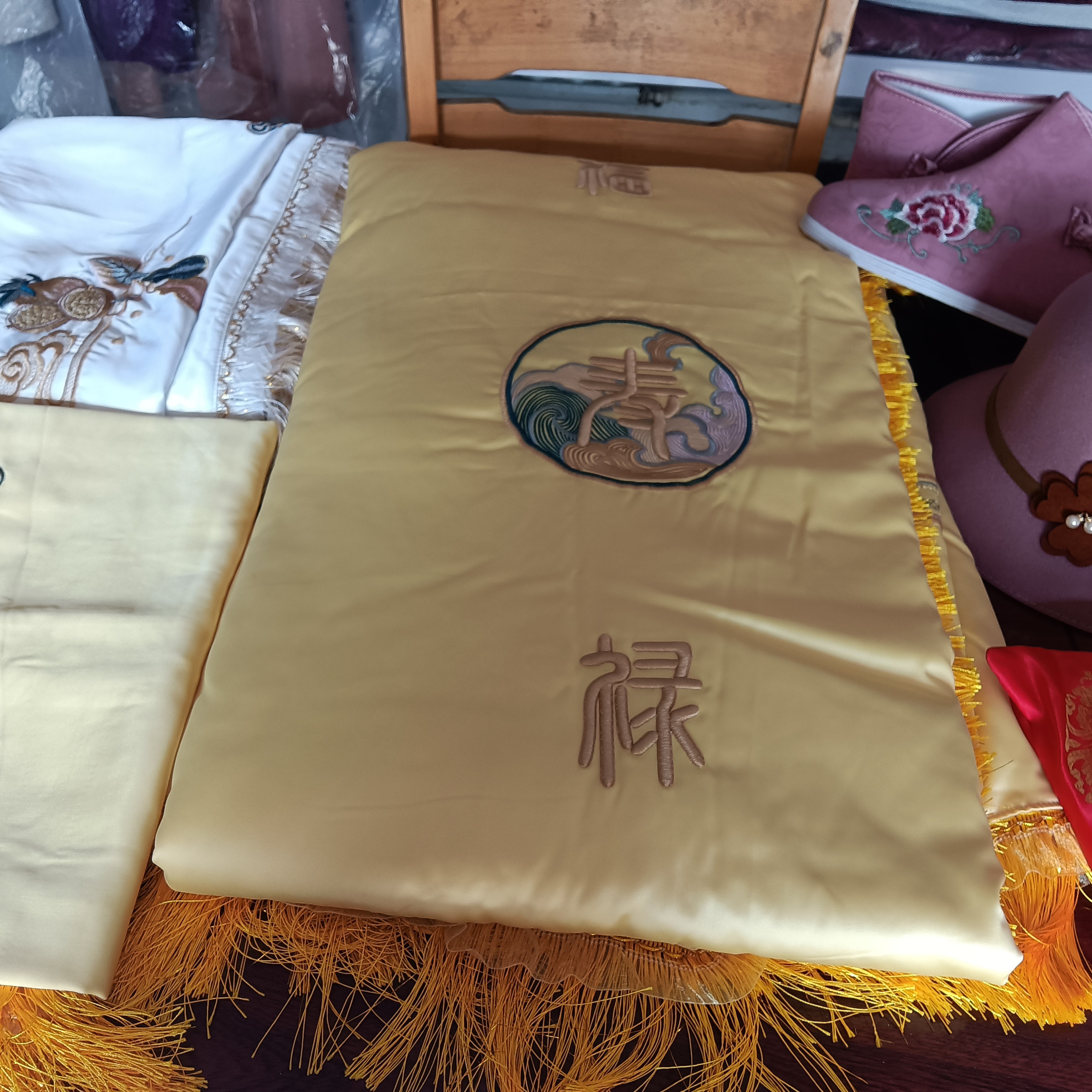 高档现代蚕丝棉绣花祷子，绣花双面铺金盖银单全套，高档女鞋帽子，