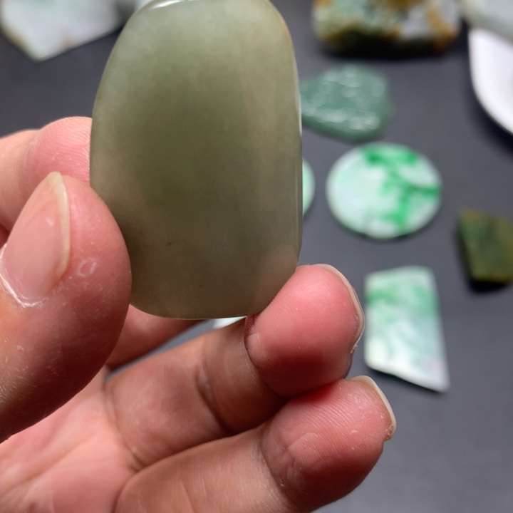 翡翠颈饰未镶嵌翡翠