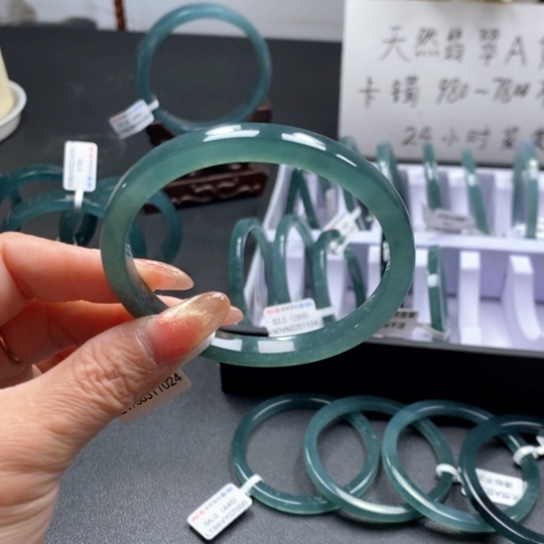 翡翠手镯未镶嵌一**龙