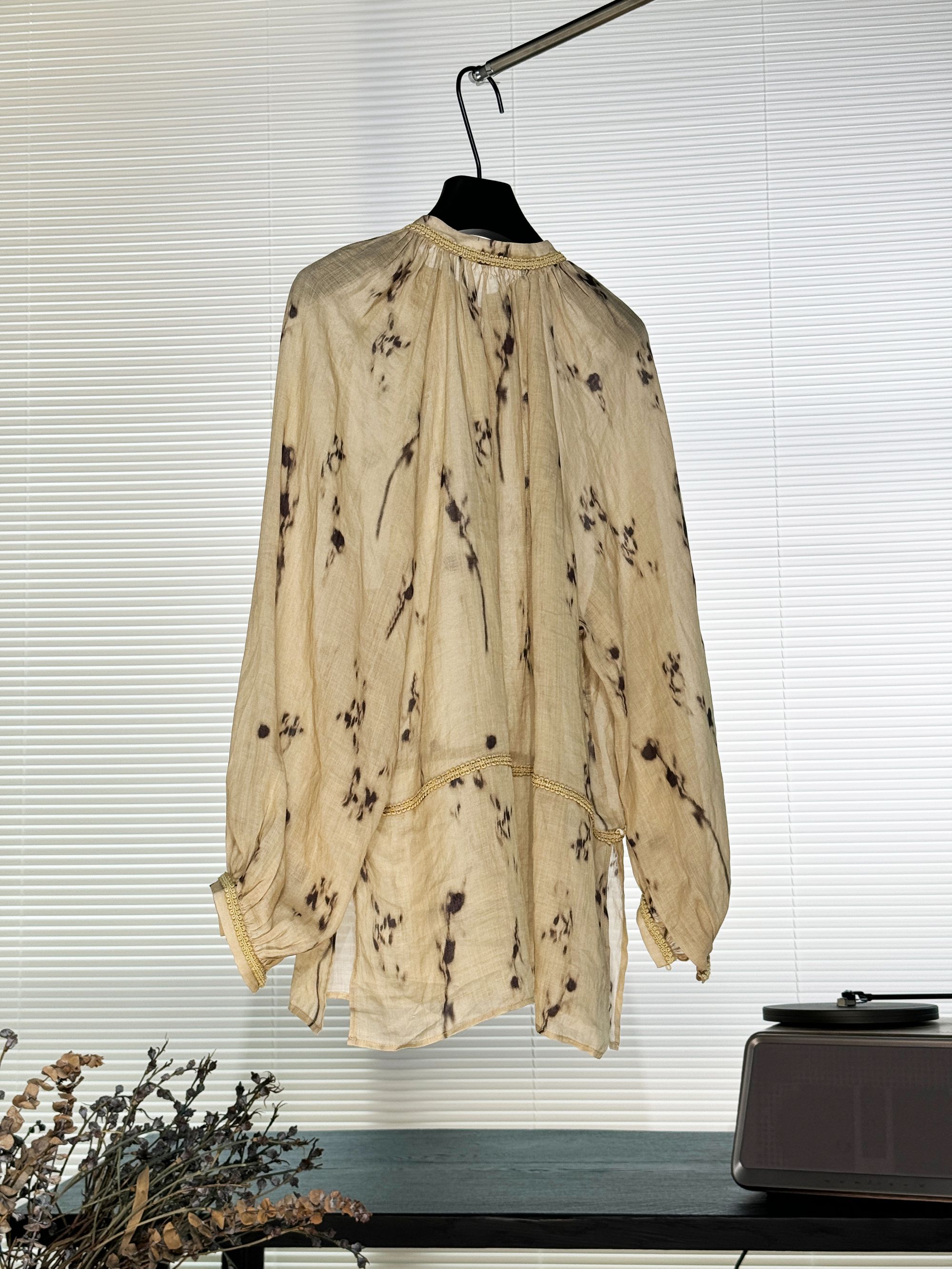 诺糸长袖碎花上衣女2025新款米色复古千金清冷感贵系衣服7052