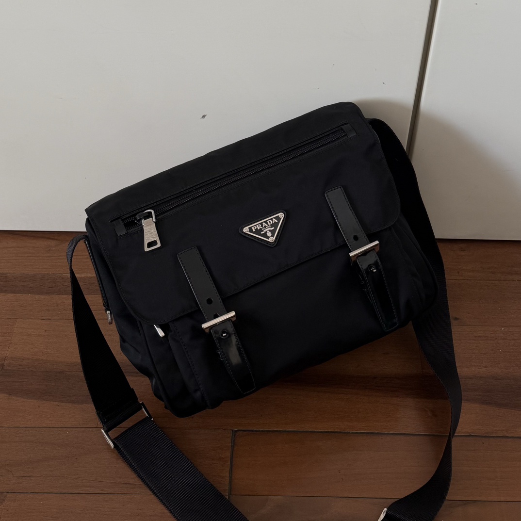 95新 Prada/普拉达 prada 黑银尼龙邮差包QX-18607177