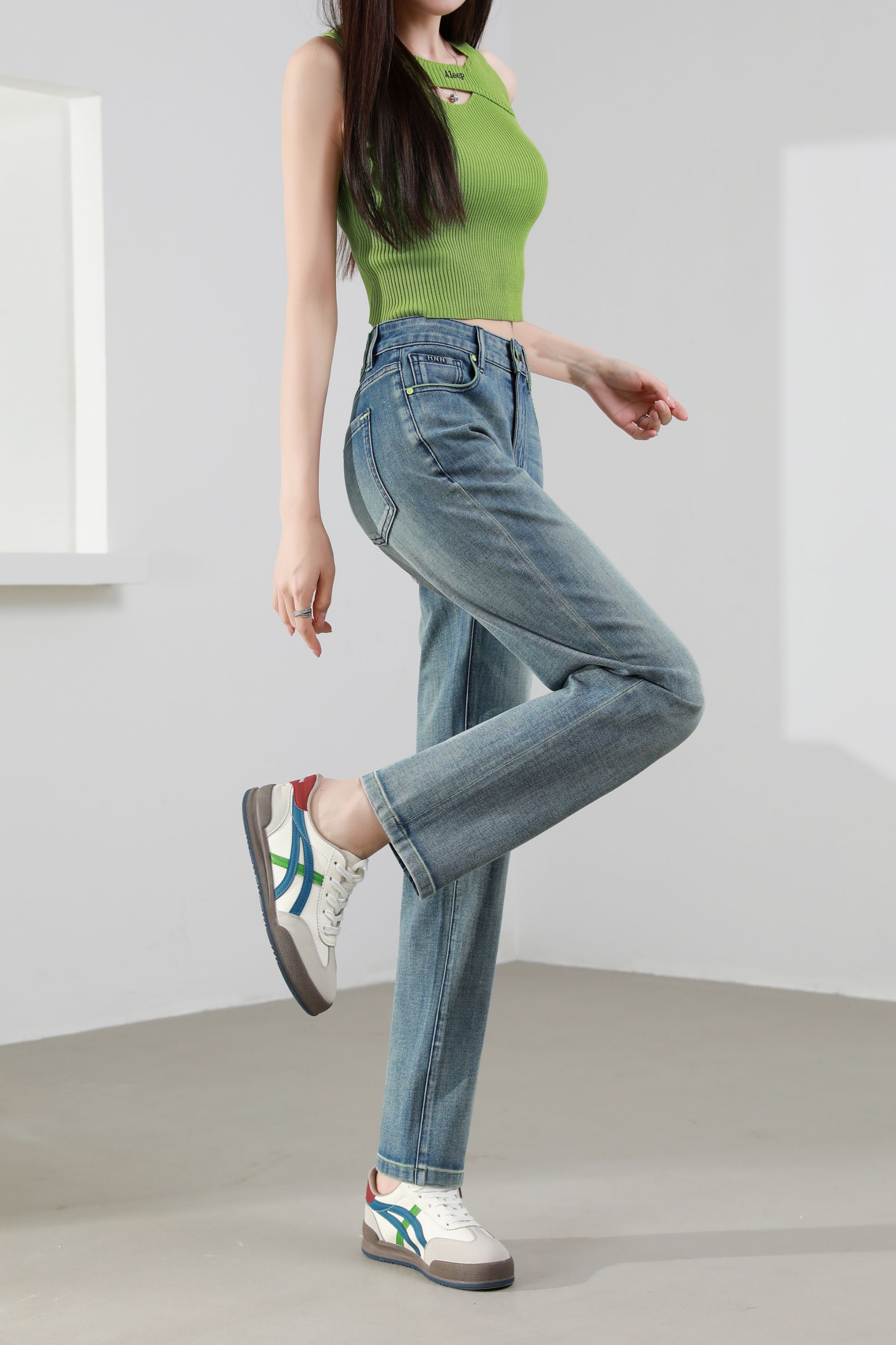 ·华冠·2025夏季新款百搭显瘦直筒中高腰浅白牛仔裤#烟管裤