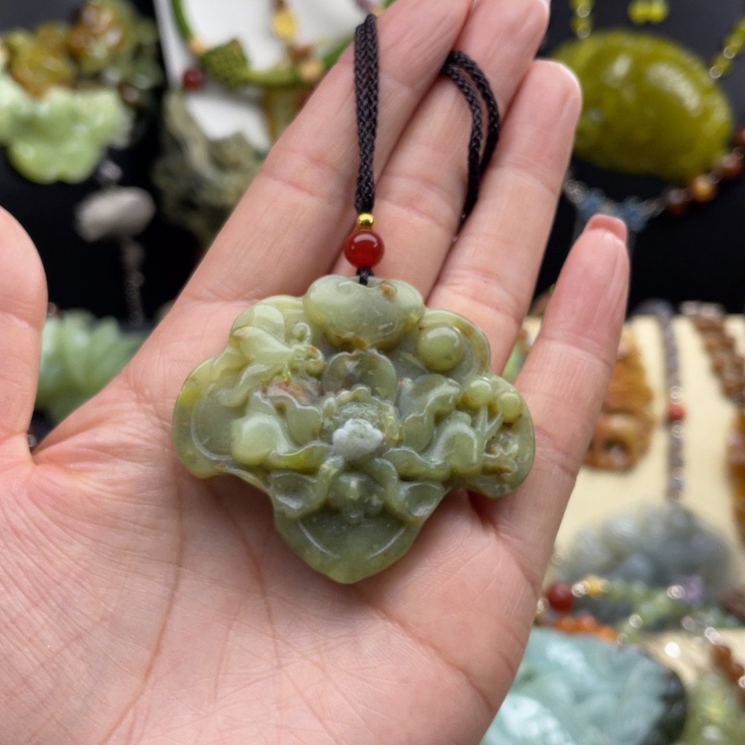 未镶嵌蛇纹石玉颈饰