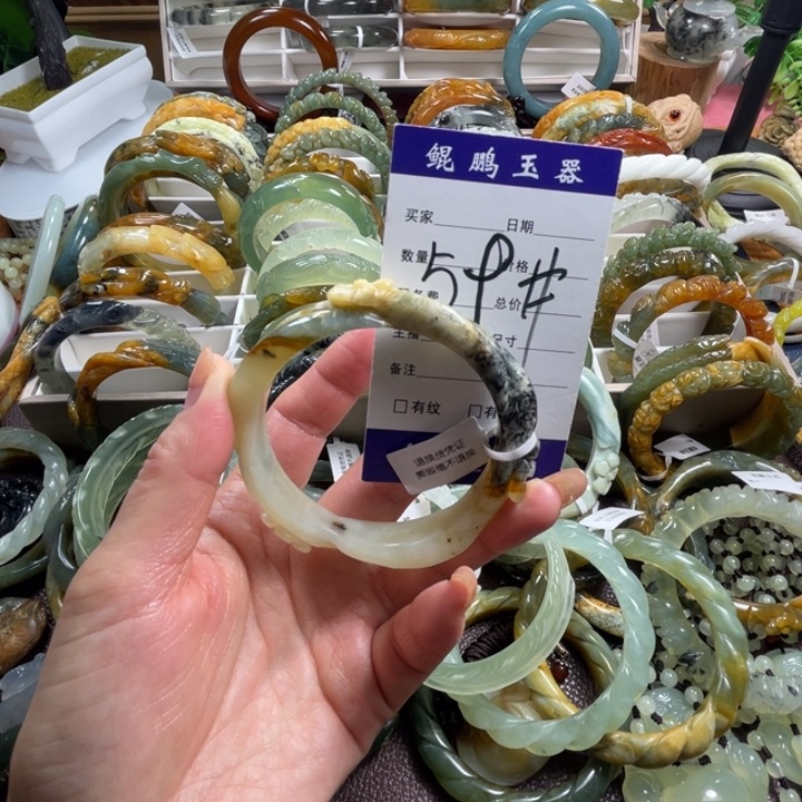 未镶嵌蛇纹石玉颈饰