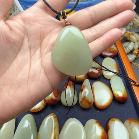 和田玉颈饰未镶嵌