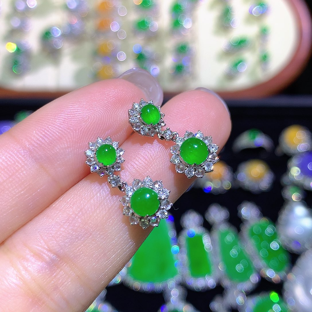 翡翠18K金镶嵌耳饰高冰满绿蛋面耳钉