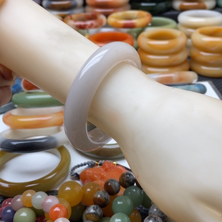 石英质玉手镯未镶嵌