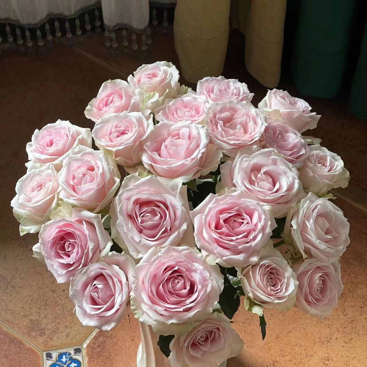 A7【粉红雪山+紫玫瑰+折射泡泡+洋桔梗+绿色康+非洲菊+黄莺草】