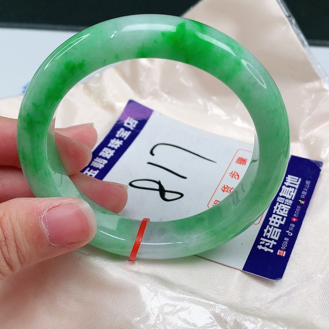 翡翠手镯未镶嵌翡翠