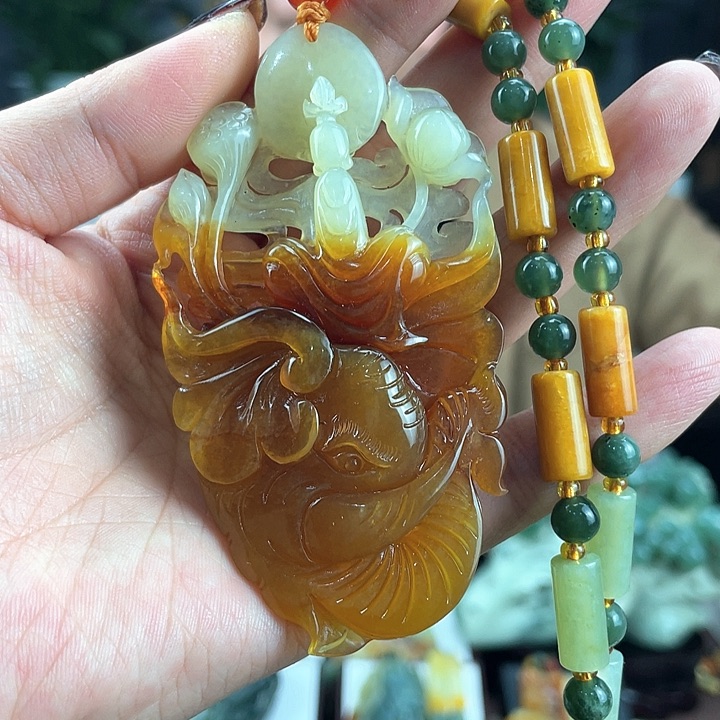 蛇纹石玉颈饰未镶嵌