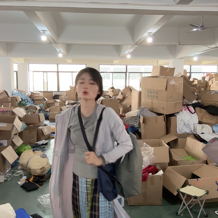 聚酯纤维灰黑拼接跟屁虫包包