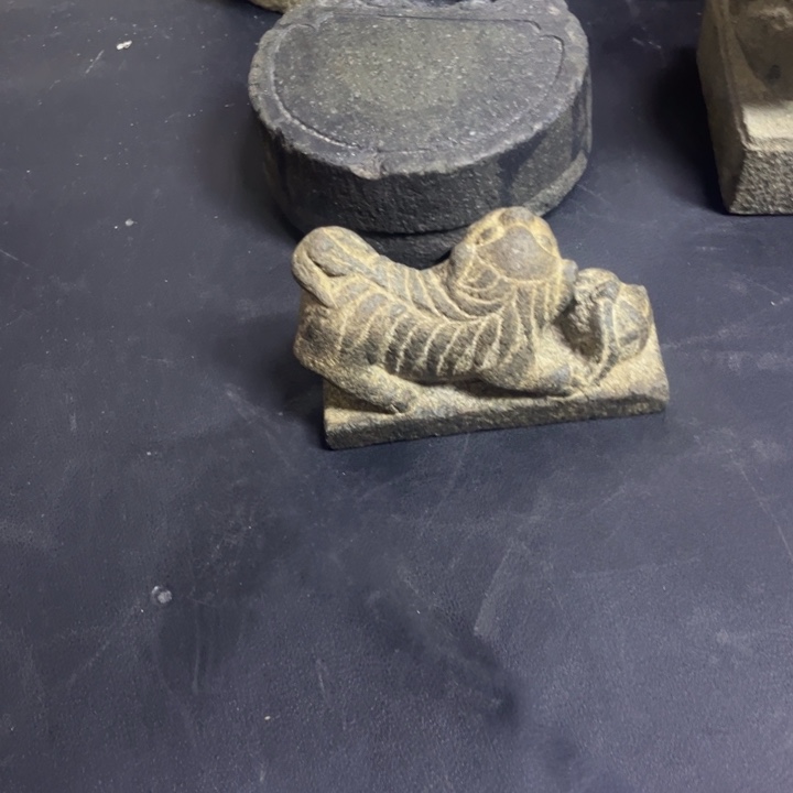 南***海石材绿豆青镇纸小狮子