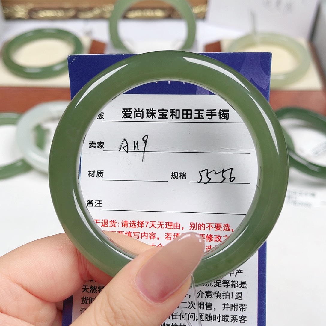 和田玉未镶嵌手镯