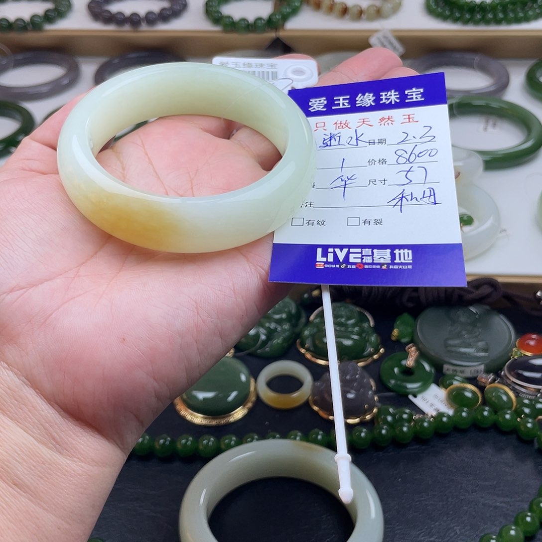 和田玉手镯未镶嵌逝**年